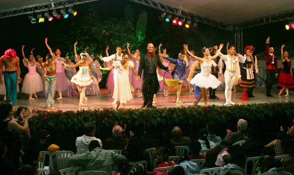 El Ballet Nacional Dominicano en el final de sus presentación de la Suite Cascanueces